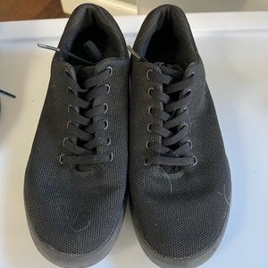 EUC Atoms Black on Black shoe, size 8.75